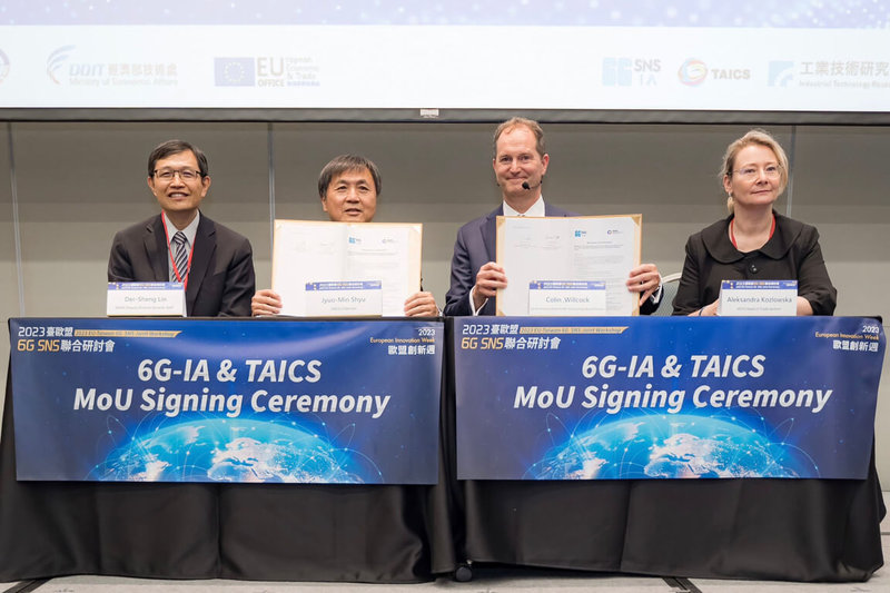 歐盟6G智慧網路和服務產業協會（6G-IA）主席威爾庫克（Colin Willcock）（右2）來台，與台灣資通產業標準協會（TAICS）簽訂合作協定，雙方將深化在6G領域的合作。（經濟部提供）中央社記者劉千綾傳真 112年5月30日