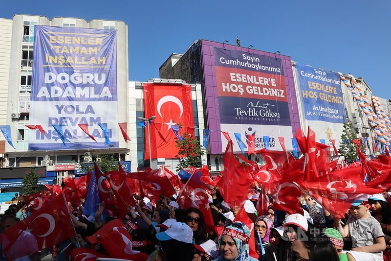 土耳其總統艾爾段26日回到政治路起點伊斯坦堡催票。他發言時，台下含淚聆聽；他開酸政敵時，噓聲響徹街頭巷尾，完全體現艾爾段在支持者內心有著如神般的地位。攝於5月26日。中央社記者鍾佑貞伊斯坦堡攝 112年5月30日