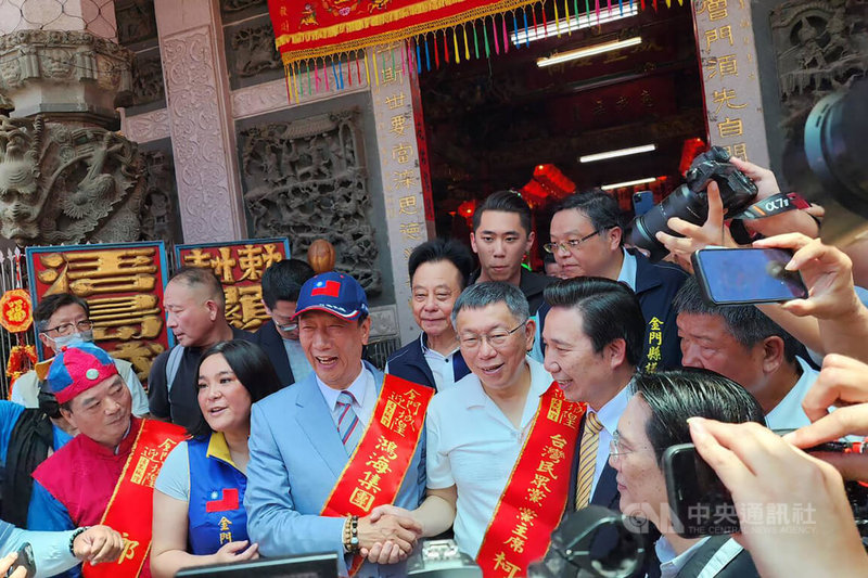 鴻海集團創辦人郭台銘(前左3)30日到金門縣參香迎城隍,與台灣民眾黨主席柯文哲(前左4)同框,握手寒暄。中央社記者洪學廣攝 112年5月30日