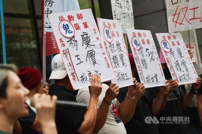 為協助解決產業缺工問題,勞動部近日預告調整聘僱移工資格,包含製造業、營造業、農業及機構看護,共將增加2.8萬名,預告期至30日止。台灣移工聯盟30日上午在勞動部外舉行記者會表示,聯盟不反對開放勞動力跨境移動,但應該重視移工的勞動權益,改變對藍領移工的歧視性政策。中央社記者裴禛攝 112年5月30日