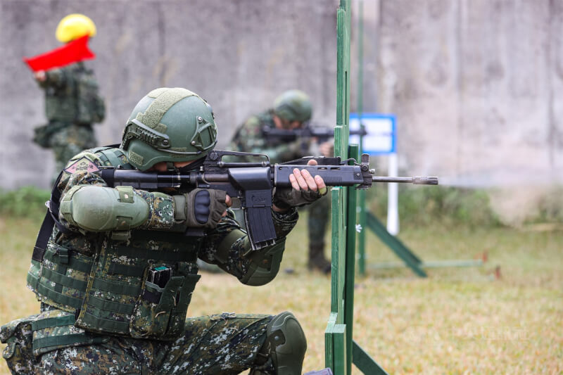 圖為國軍269旅高山頂營區，官兵展示調整後的步槍射擊訓練方式。（中央社檔案照片）