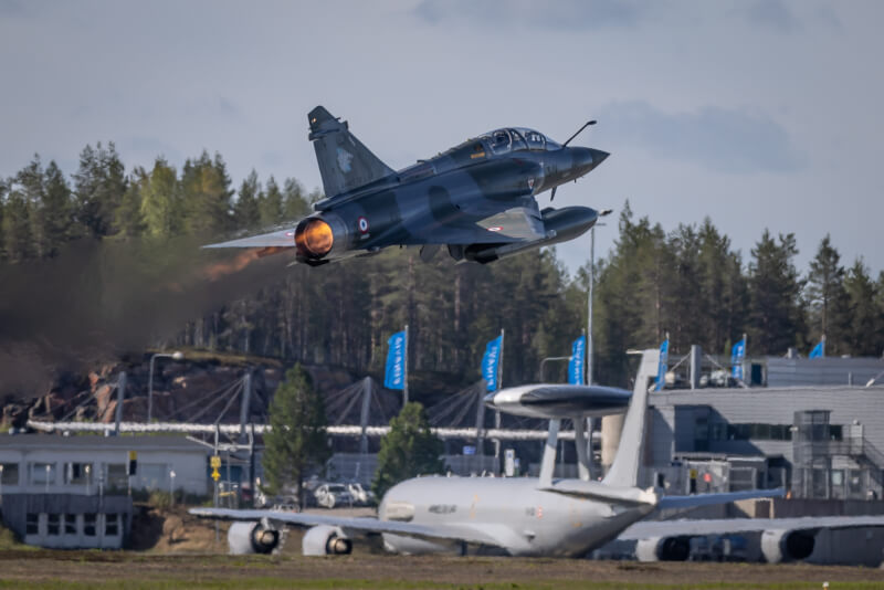 圖為芬蘭戰機29日在羅瓦涅米起飛，準備參加北極挑戰演習。（圖取自facebook.com/Ilmavoimat）