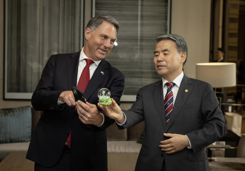 澳洲防長馬勒斯（左）與韓國防長李鐘燮30日在首爾舉行的首屆韓國與太平洋島國峰會進行場邊會晤。（圖取自facebook.com/richardmarlesmp）