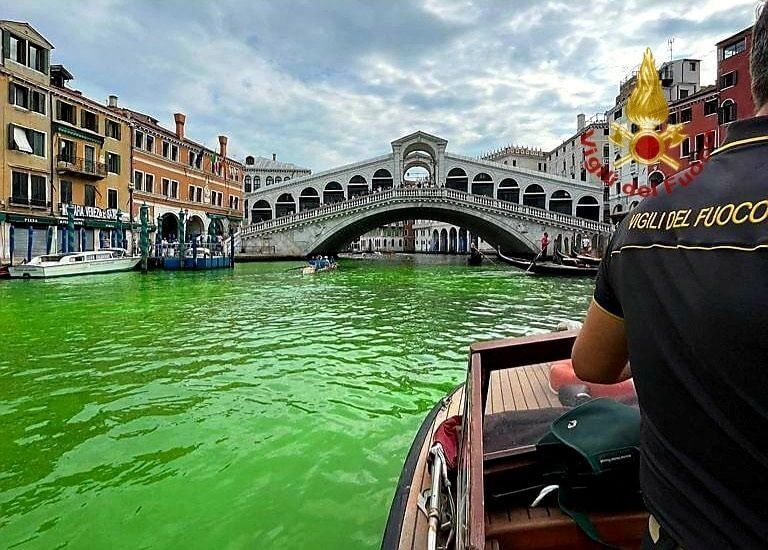 威尼斯居民28日注意到大運河（Grand Canal）一段河道變成亮綠色。（Vigili del Fuoco/Handout via 路透社）