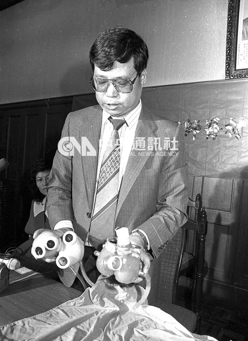 1985年11月6日鄭國材醫師由美返台，在台大醫院會議室記者會，介紹「鳳凰七號」人工心臟。（中央社檔案照片）