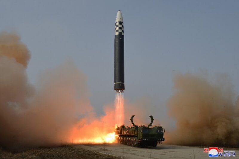 圖為北韓去年3月24日試射火星-17洲際彈道飛彈。（圖取自北韓中央通信社網頁kcna.kp）