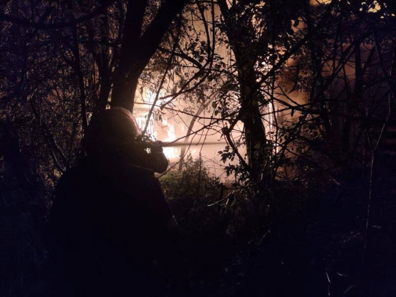 烏克蘭基輔一棟民宅30日在俄軍無人機空襲期間起火燃燒。（基輔市軍事管理局/Handout via 路透社）