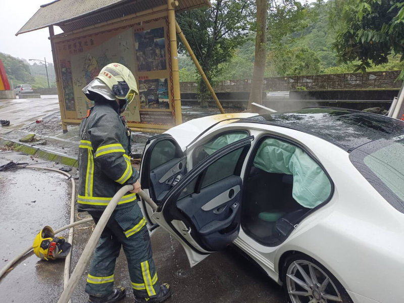 一輛轎車行經新竹縣尖石鄉嘉樂村2鄰120線27.95公里處自撞起火，消防局獲報後立即派員前往救援，協助車上2人脫困。（新竹縣消防局提供）中央社記者郭宣彣傳真  112年5月31日