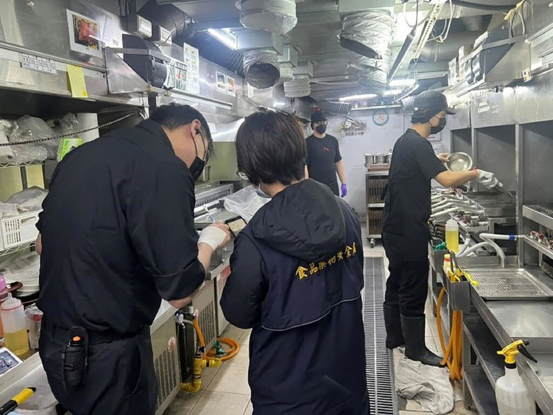 台中市食品藥物安全處針對轄內20家鐵板燒及排餐餐廳稽查環境衛生，抽驗沙拉類即食食品、麵類製品及生鮮牛肉豬肉及可食部位原料等共18件產品，31日公布結果。圖為稽查情形。（台中市政府提供）中央社記者蘇木春傳真  112年5月31日