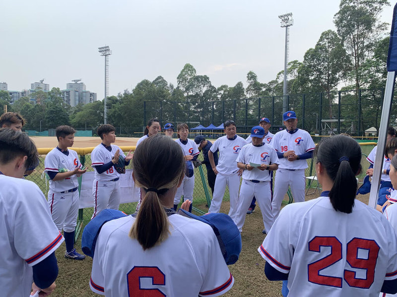 台灣隊（圖）5月31日在亞洲盃女子棒球錦標賽擊敗韓國隊，6月1日決賽將再度對上強敵日本。圖為台灣教練團向球員講話畫面。（棒球協會提供）中央社記者楊啟芳傳真 112年5月31日