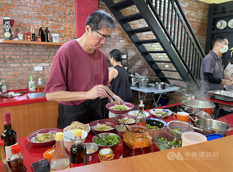 以漫畫「烏龍院」聞名的漫畫家敖幼祥（左）定居花蓮，為突破疫情憂鬱，敖幼祥將位於台11線海邊的畫室改建成餐廳，每週3天斜槓廚師，限量販售餐點，與朋友分享好廚藝。中央社記者張祈攝  112年5月31日