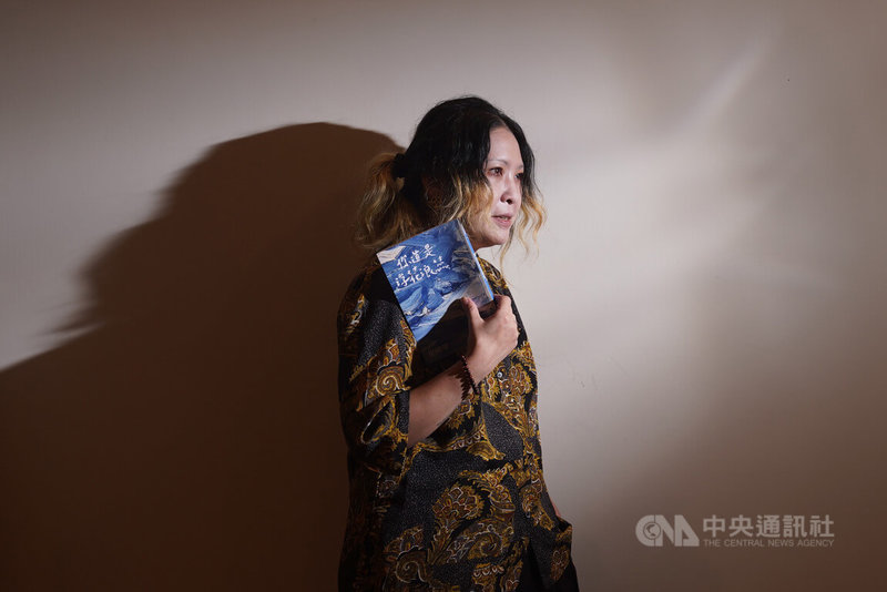 7年級作家崔舜華出版散文集「你道是浮花浪蕊」,她受訪時表示,閱讀是寫作最基本的修練,要有一種把自己修練到死、鑽進蝙蝠洞裡出不來的境界,要敢於把自己放在一個孤獨的位置。中央社記者徐肇昌攝 112年5月31日