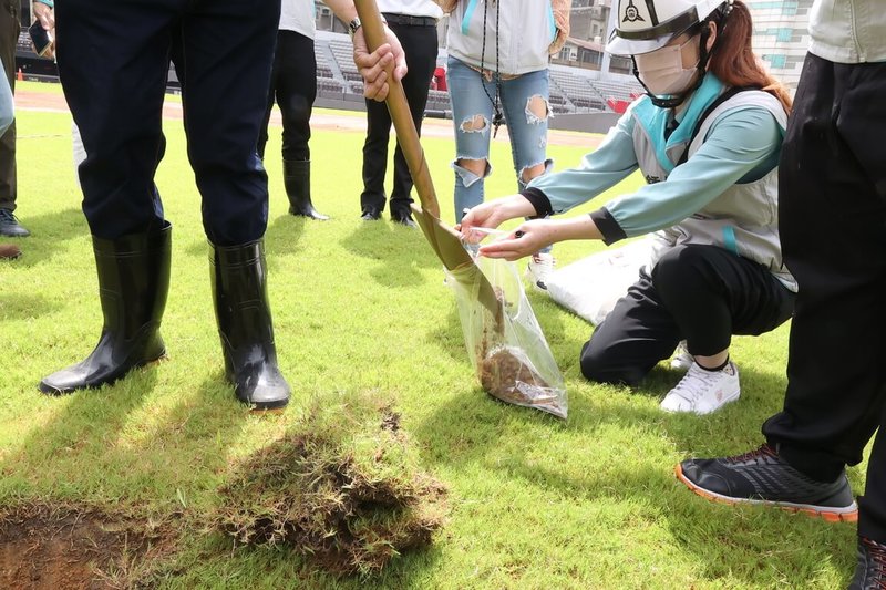 新竹市政府31日針對新竹市棒球場開挖，後續將土壤檢體送往美國檢驗，確認是否符合相關規定。（新竹市政府提供）中央社記者魯鋼駿傳真  112年5月31日