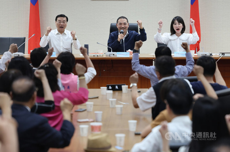 國民黨總統參選人、新北市長侯友宜（後中）31日拜會國民黨立法院黨團，圖為侯友宜與黨籍立委一同振臂加油打氣。後左為黨團總召曾銘宗、後右為書記長謝衣鳯。中央社記者王飛華攝  112年5月31日