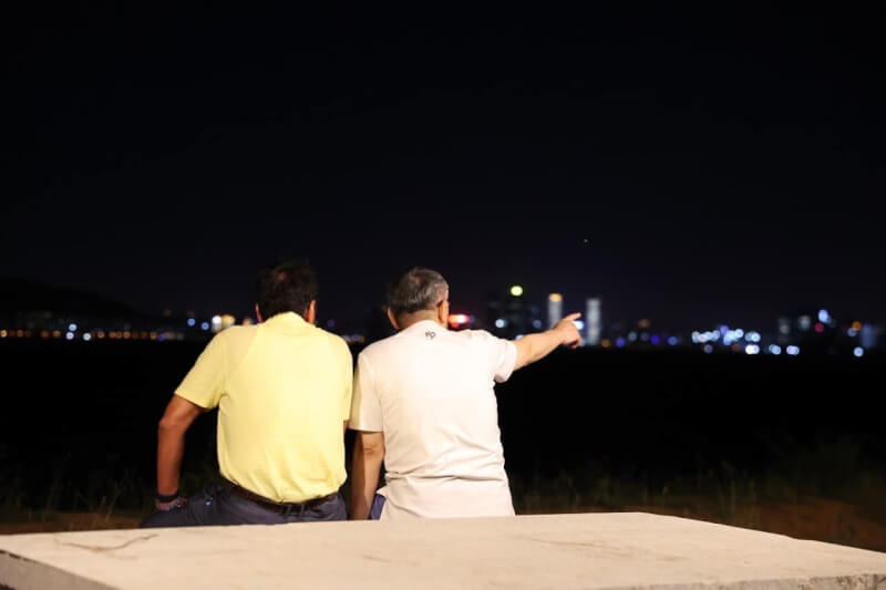 鴻海創辦人郭台銘（左）30日與民眾黨主席柯文哲（右）在金門看海暢聊。（圖取自facebook.com/TerryGou1018）