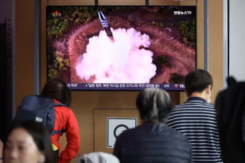 北韓31日發射載有衛星的火箭，導致南韓首都首爾市錯發緊急疏散警報。圖為南韓首爾民眾正在觀看北韓發射軍事衛星新聞。（路透社）