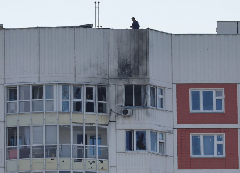 圖為30日莫斯科遭無人機攻擊的公寓。（路透社）