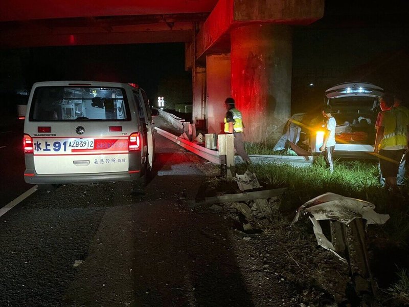 國道1號南下嘉義路段1日發生特斯拉電動車撞上護欄衝出邊坡事故,車上2人受傷送醫。(嘉義縣消防局提供)中央社記者黃國芳傳真 112年6月1日
