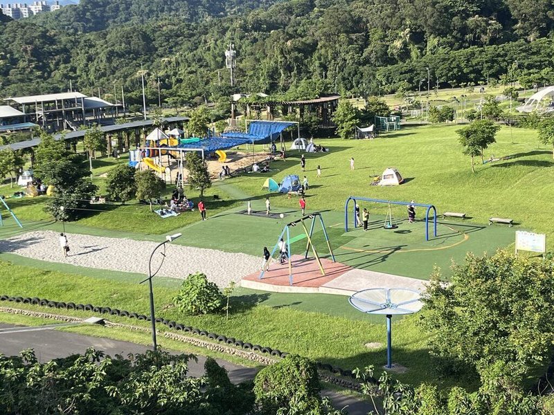 台北市南港山水綠生態公園不僅場域寬廣且有大片綠油油草地,園區內還有兒童及共融式遊樂設施、遮陽玩沙區,適合親子同遊。(環保局提供)中央社記者劉建邦傳真 112年6月1日