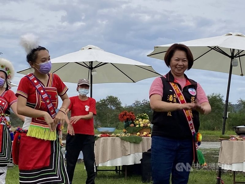 花蓮縣議會前副議長潘月霞（右）民國107年至111年擔任副議長期間，涉及人頭詐領助理費新台幣129萬餘元，花蓮地方法院日前判有期徒刑1年11月，因犯後態度良好，獲緩刑5年。圖為昔日潘月霞參加地方活動。中央社記者李先鳳攝  112年6月1日