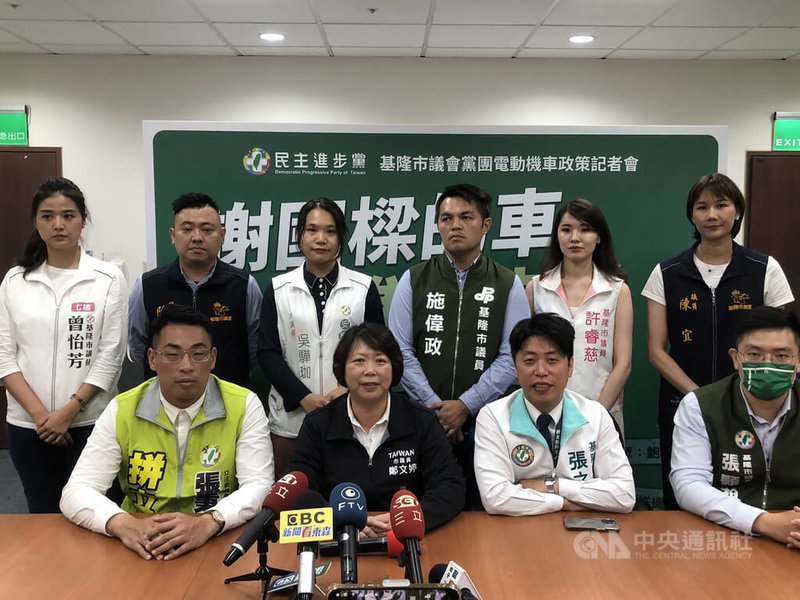 台電擬在基隆外木山海岸設置「四接」，但基隆市政府5月31日宣布廢止原則同意開發保育區公文。協和電廠所在地中山區選出的民進黨市議員施偉政（後右3）1日表示，市長謝國樑此舉「刪除了中山區居民的呼吸權」，協和電廠燃燒重油，排出黑煙造成黑灰色落塵，居民衣服、植物、海面等時常附著落塵，深受其害。中央社記者王朝鈺攝 112年6月1日