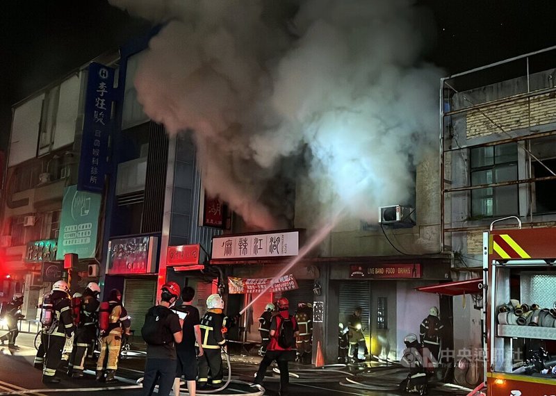 台東市中華路知名麻辣火鍋店「麻辣江湖」5月31日深夜發生火警，台東縣消防局獲報趕往現場救援。中央社記者盧太城台東攝  112年6月1日