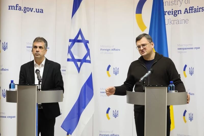 以色列外交部長柯恩（左）2月赴基輔與烏克蘭外交部長庫列巴（右）會面。（路透社）