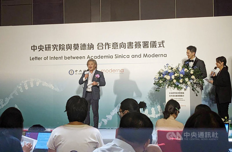 莫德納基因(Moderna Genomics)總經理暨科學長黃翊群(左)1日在中研院和莫德納合作意向書簽約儀式上表示,科學研究是所有創新的孕育之母,莫德納有資金和資源,盼幫助孵化好研究與想法。中央社記者曾以寧攝 112年6月1日