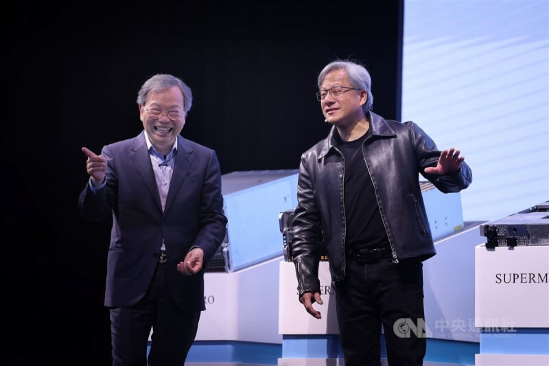 2023台北國際電腦展持續展開,伺服器和儲存供應大廠美超微電腦(Supermicro)1日下午舉辦主題演講,美超微電腦執行長梁見後(Charles Liang)(左)與輝達(NVIDIA)執行長黃仁勳(右)同台分享。中央社記者王飛華攝 112年6月1日