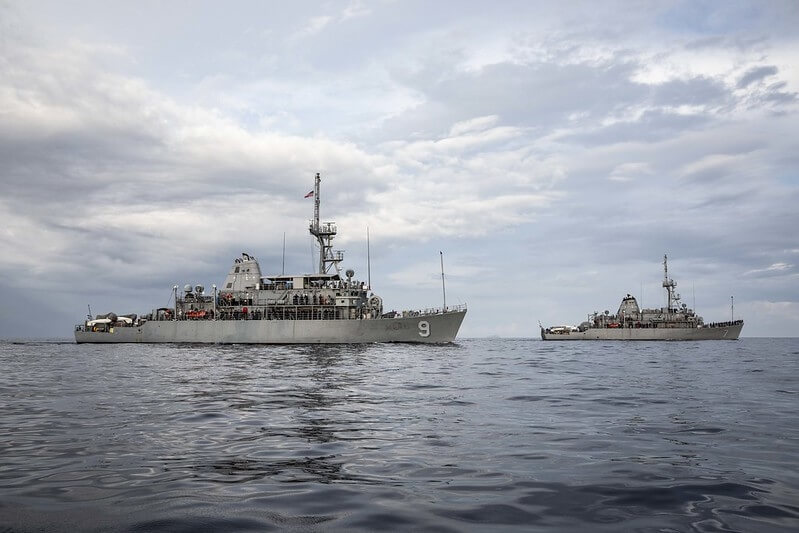 圖左為美軍復仇者級掃雷艦同型艦艇。（圖取自美國海軍Flickr網頁flickr.com）