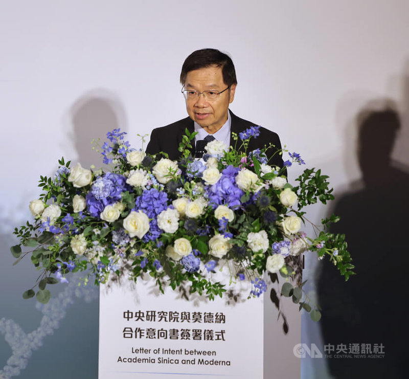 中研院和莫德納台灣1日簽訂合作意向書,中研院副院長唐堂致詞表示,中研院在2020年底組成首支mRNA疫苗研發團隊,以「mRNA先導研究設施」提供早期臨床試驗所需疫苗,也積極延攬研發、技術人才,加速技術發展。中央社記者王飛華攝 112年6月1日