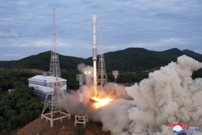 圖為5月31日北韓搭載軍事偵察衛星的火箭發射失敗。（圖取自北韓中央通信社網頁kcna.kp）