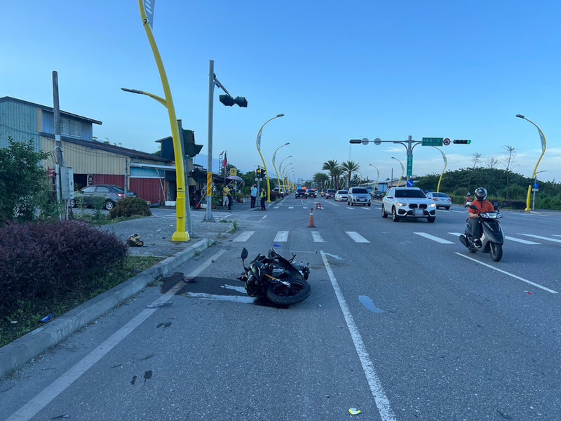 花蓮縣17歲潘姓少年1日無照騎機車行經吉安鄉南濱路一段路口，與同行右轉車輛發生碰撞，潘男頭部重傷，送醫急救仍宣告不治。（民眾提供）中央社記者張祈傳真  112年6月2日