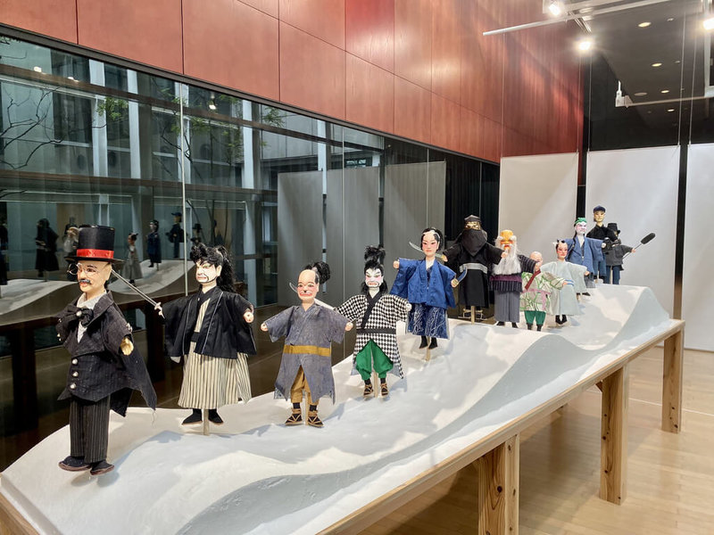日本山口市的山口媒體藝術中心慶祝開館20週年,推出紀念活動,包括3位台灣藝術家共同作品「浪濤之下亦有皇都」展。圖為展場展出的布袋戲偶。(文化部駐日台灣文化中心提供)中央社記者楊明珠東京傳真 112年6月2日