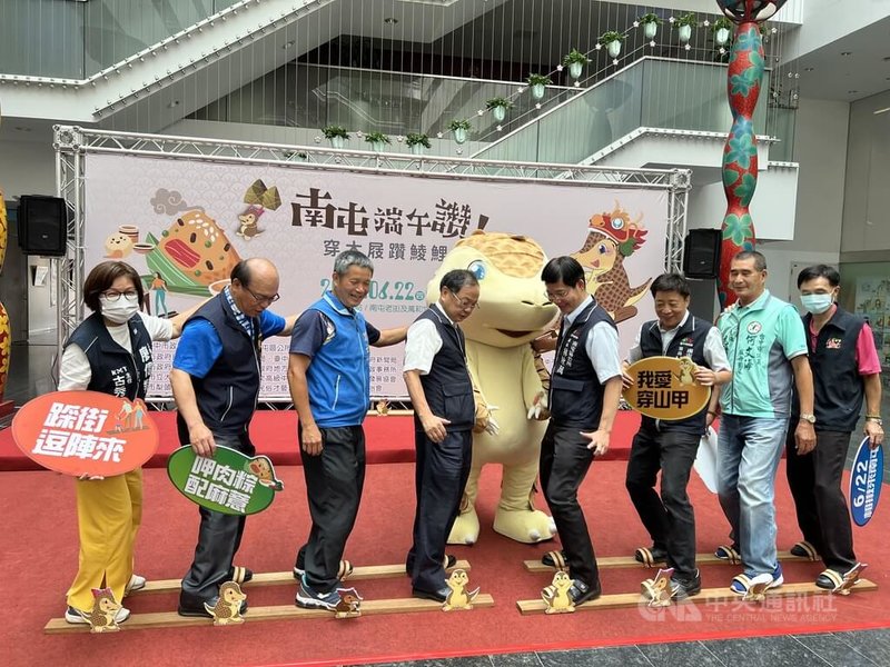 台中市民政局與南屯區公所2日在市府舉辦記者會，民政局長吳世瑋（左4）帶領大家體驗協力木屐，宣告「南屯穿木屐躦鯪鯉」活動將於22日端午節當天在南屯區萬和宮前廣場及南屯老街登場。中央社記者郝雪卿攝  112年6月2日