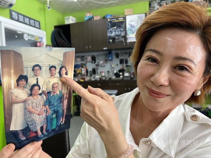 台東老一輩懷念的「同心居」水餃店第2代李明東日前獲聘擔任美國索諾馬州立大學校長,他的妹妹李明珠(圖)拿著全家福照片說「台東囝,不簡單」,台東親友都相當高興。中央社記者盧太城台東攝 112年6月2日
