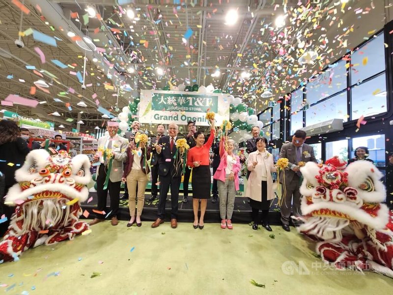 台裔移民經營的加拿大最大的亞洲連鎖超市大統華1日開新店,多人到場祝賀。圖為高貴林市長史都華(Richard Stewart,左3)、大統華執行長李佩婷(Tina Lee,中)、卑詩省專上教育及未來技術廳長羅品珍 (Selina Robinson,右3)。 中央社記者程愛芬溫哥華攝 112年6月2日
