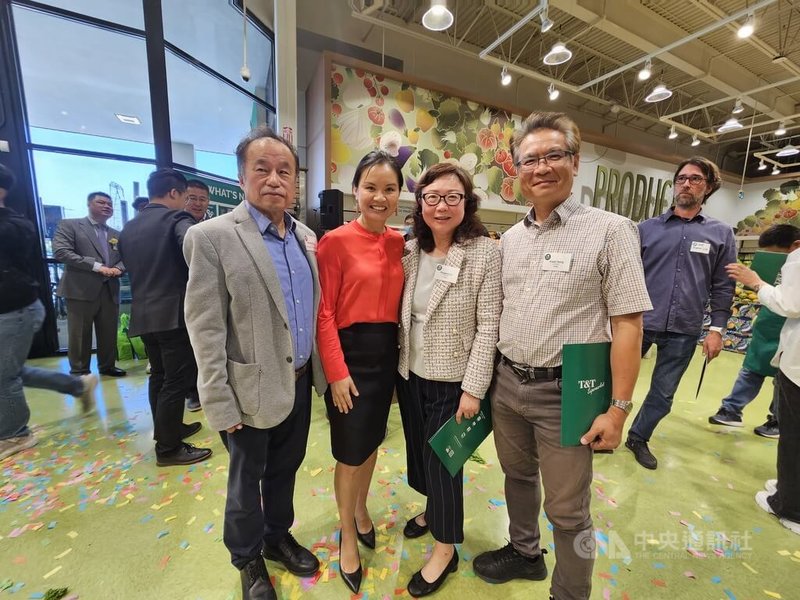 台裔移民經營的加拿大最大的亞洲連鎖超市大統華1日開新分店。加拿大台灣商會聯合總會會長張維霖(左1)、祕書長曾耀華(右1)、總幹事劉治坤(右2)到場祝賀大統華執行長李佩婷(左2)新店開張。劉治坤是李佩婷的中文老師,表示深感驕傲。中央社記者程愛芬溫哥華攝 112年6月2日