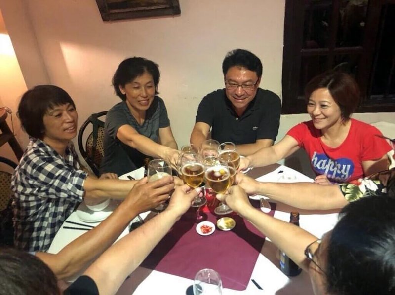 台東老一輩懷念的「同心居」水餃店第2代李明東日前獲聘擔任美國索諾馬州立大學校長,地方與有榮焉。圖為2022年李明東(右2)回台東和親友相聚,右1為李明東妹妹李明珠。(李明珠提供)中央社記者盧太城台東傳真 112年6月2日