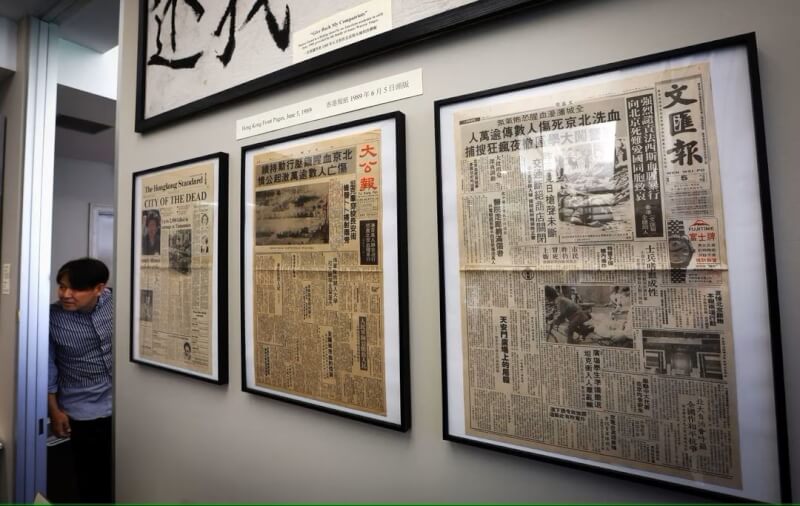 紐約曼哈頓的六四大屠殺紀念館，展示了1989年6月5日的香港報紙如何報導天安門事件。（路透社）