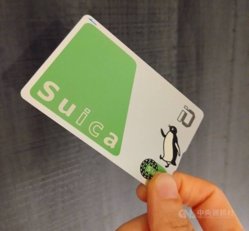 由於晶片供應短缺，赴日旅遊必備的交通IC卡Suica（俗稱西瓜卡）、PASMO的不記名卡片將從6月8日起暫停販售。圖為西瓜卡。（中央社）
