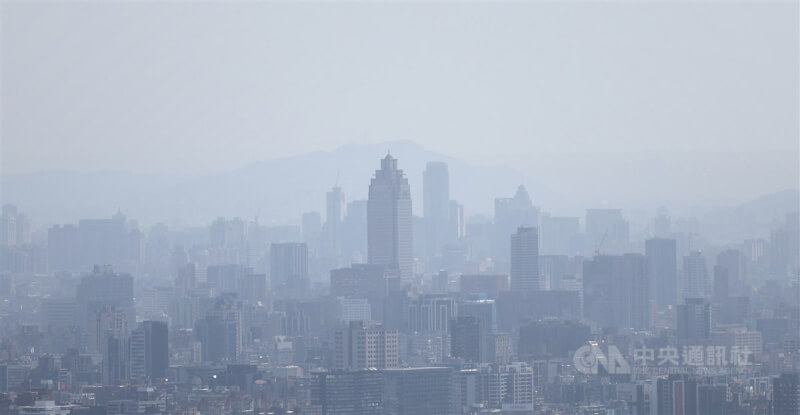 環保署空氣品質監測網顯示，北部、竹苗、中部及馬祖3日空氣品質為橘色提醒等級。圖為自台北碧山巖鳥瞰市區。（中央社檔案照片）