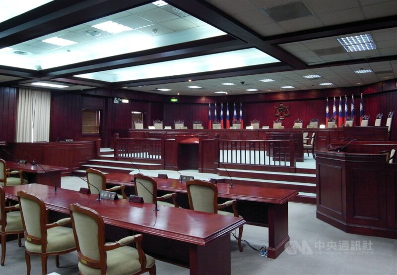 憲法法庭由大法官組成，以法院開庭形式來審查釋憲聲請案。（中央社檔案照片）
