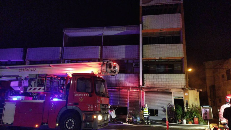 台中市大甲區黎明路一處住宅2日凌晨發生火警，消防局獲報立即派員前往搶救。（民眾提供）中央社記者趙麗妍傳真  112年6月2日