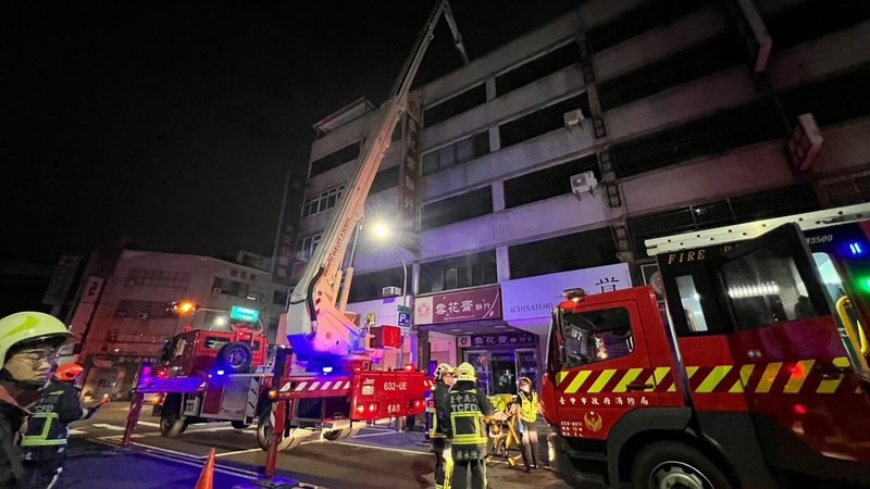 台中市豐原區中正路一處住宅2日凌晨發生火警，2樓廚房起火燃燒，消防人員獲報立即到場救援，協助屋內6人脫困。發生火警的透天厝，1樓是知名餅店雪花齋。（民眾提供）中央社記者趙麗妍傳真  112年6月2日