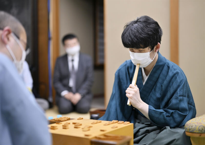 20歲棋士藤井聰太(前右)挑戰39歲的渡邊明,以4勝1敗成績勇奪名人頭銜。(共同社)