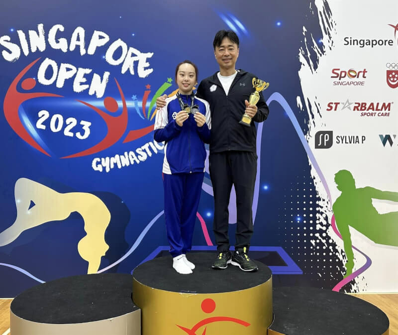 新加坡體操公開賽台灣女團拿下全能團體金牌，其中賴品儒（左）獲得個人全能銀牌。（圖取自鄭焜杰臉書網頁facebook.com）