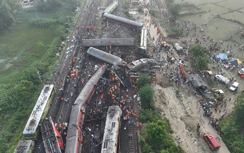 印度東部2日有3列火車先後撞在一起，至少造成260人死亡，數百人受傷，為該國20多年來最嚴重的鐵路事故。（安納杜魯新聞社）