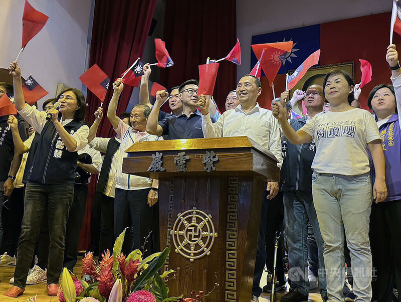 國民黨總統參選人侯友宜（前右2）3日南下台中，到清水區紫雲巖參拜，隨後並與鄉親座談，他說，要用台灣人勤儉、打拚、認真、樸實的精神，帶領人民勇敢站出來，支持和平、安定，讓下一代可以在台灣好好生活。中央社記者趙麗妍攝  112年6月3日