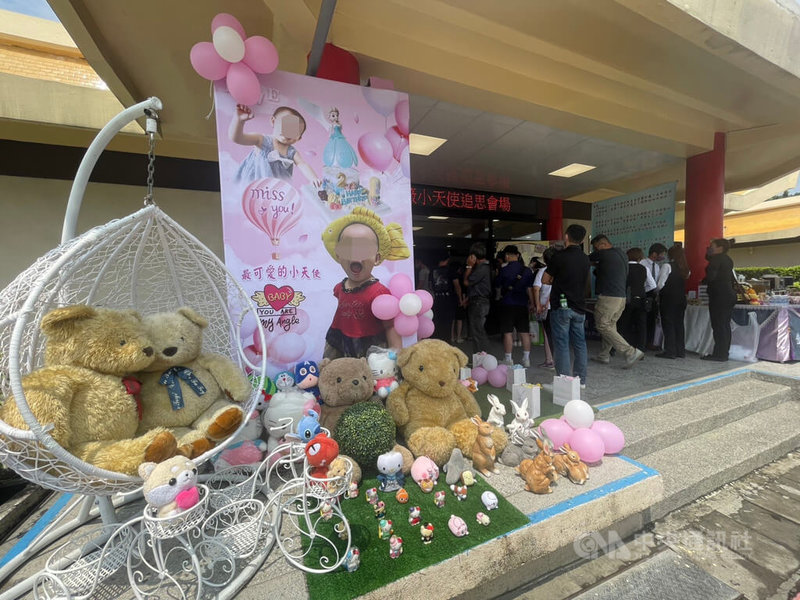 台南市3歲女童在斑馬線上遭撞不治,家屬3日舉辦告別式,追思會場外有許多玩具和社會各界關心的卡片。中央社記者張榮祥台南攝 112年6月3日